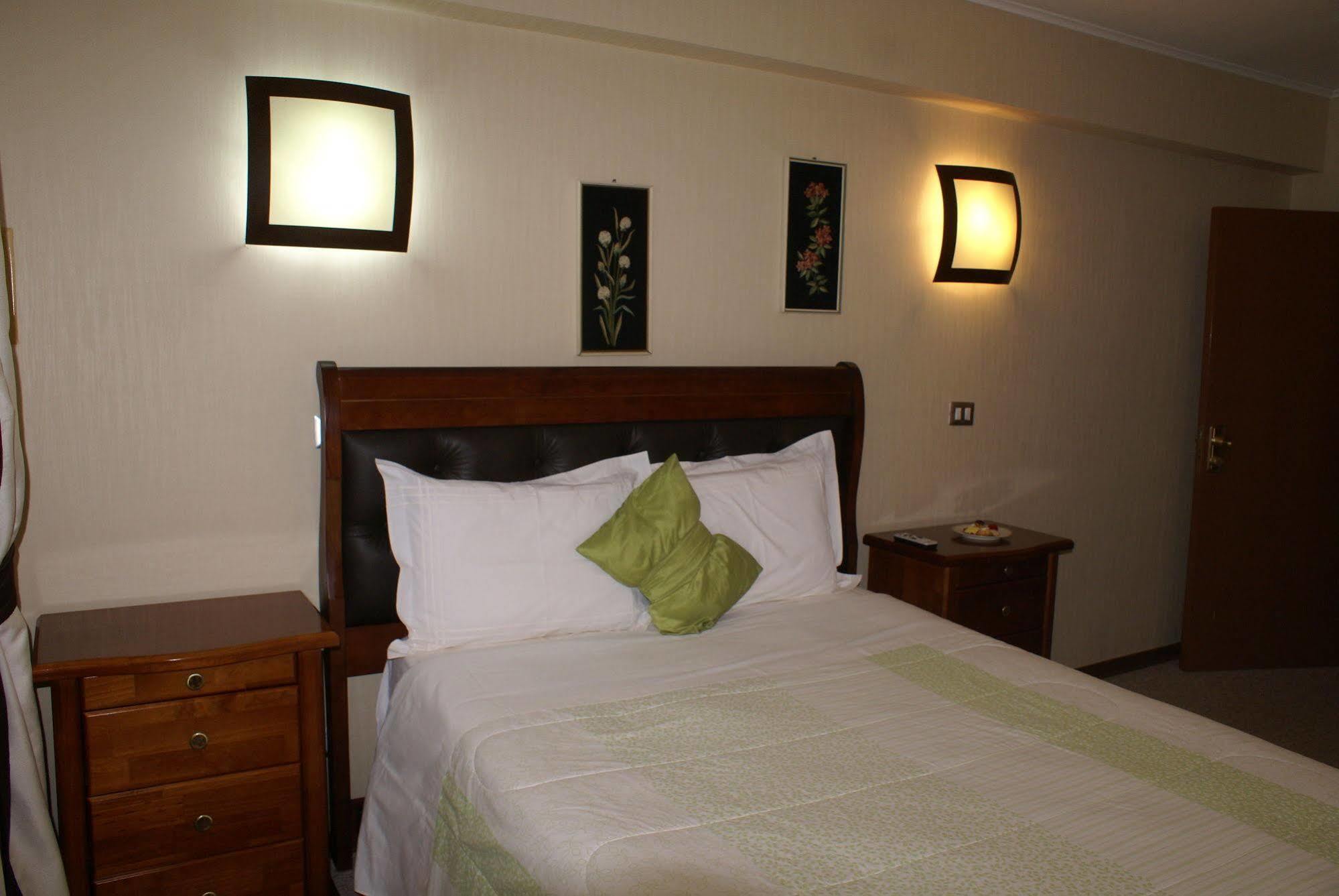 Hotel Baviera Parral Bagian luar foto