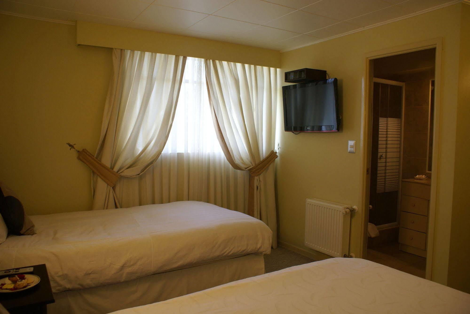 Hotel Baviera Parral Bagian luar foto